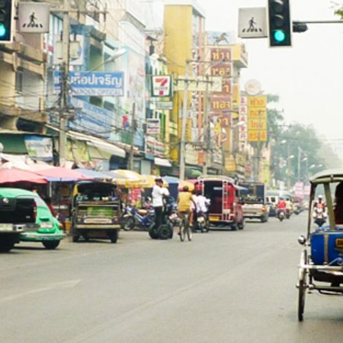 Thailand, Straßenszene mit Rikschas